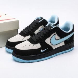 【AT3121】Supreme x Nike AIR FORCE 1‘07 エアフォース1ローカットシューズ。柔らかく、弾力性があり、中底のデザインが秀逸で、レトロとモダンが融合した外観が特徴で、30年以上も世界中で人気のForce 1を生み出す。