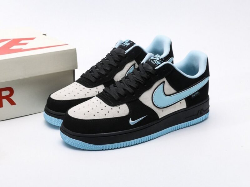 【AT3121】Supreme x Nike AIR FORCE 1‘07 エアフォース1ローカットシューズ。柔らかく、弾力性があり、中底のデザインが秀逸で、レトロとモダンが融合した外観が特徴で、30年以上も世界中で人気のForce 1を生み出す。