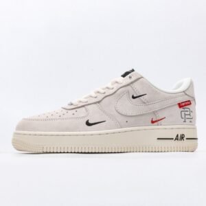 【AT3122】Supreme x Nike AIR FORCE 1‘07 スープリーム x ナイキ エアフォース1 ‘07。柔らかく、弾力性に富んだクッション性能と優れたミッドソールデザインは、復古と現代の外観を組み合わせて、30年以上にわたって世界中で人気のForce 1を創り出します。
