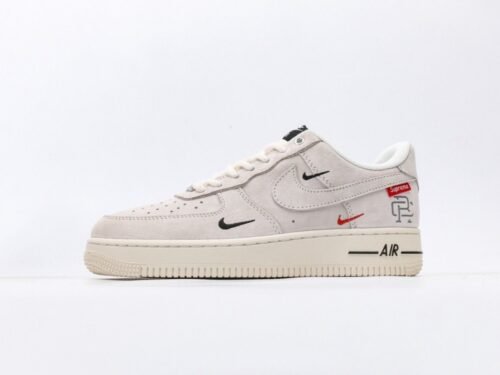 【AT3122】Supreme x Nike AIR FORCE 1‘07 スープリーム x ナイキ エアフォース1 ‘07。柔らかく、弾力性に富んだクッション性能と優れたミッドソールデザインは、復古と現代の外観を組み合わせて、30年以上にわたって世界中で人気のForce 1を創り出します。