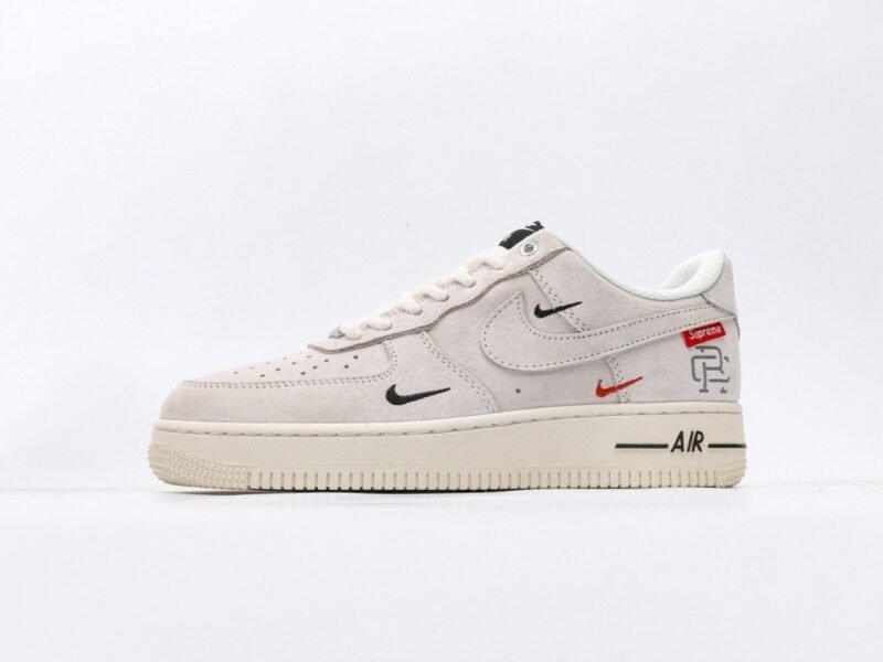【AT3122】Supreme x Nike AIR FORCE 1‘07 スープリーム x ナイキ エアフォース1 ‘07。柔らかく、弾力性に富んだクッション性能と優れたミッドソールデザインは、復古と現代の外観を組み合わせて、30年以上にわたって世界中で人気のForce 1を創り出します。