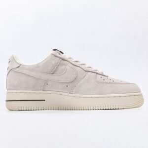 【AT3122】Supreme x Nike AIR FORCE 1‘07 スープリーム x ナイキ エアフォース1 ‘07。柔らかく、弾力性に富んだクッション性能と優れたミッドソールデザインは、復古と現代の外観を組み合わせて、30年以上にわたって世界中で人気のForce 1を創り出します。