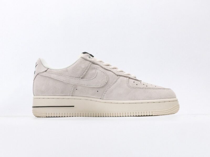 【AT3122】Supreme x Nike AIR FORCE 1‘07 スープリーム x ナイキ エアフォース1 ‘07。柔らかく、弾力性に富んだクッション性能と優れたミッドソールデザインは、復古と現代の外観を組み合わせて、30年以上にわたって世界中で人気のForce 1を創り出します。