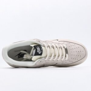 【AT3122】Supreme x Nike AIR FORCE 1‘07 スープリーム x ナイキ エアフォース1 ‘07。柔らかく、弾力性に富んだクッション性能と優れたミッドソールデザインは、復古と現代の外観を組み合わせて、30年以上にわたって世界中で人気のForce 1を創り出します。