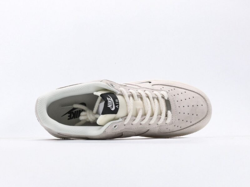 【AT3122】Supreme x Nike AIR FORCE 1‘07 スープリーム x ナイキ エアフォース1 ‘07。柔らかく、弾力性に富んだクッション性能と優れたミッドソールデザインは、復古と現代の外観を組み合わせて、30年以上にわたって世界中で人気のForce 1を創り出します。