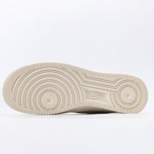 【AT3122】Supreme x Nike AIR FORCE 1‘07 スープリーム x ナイキ エアフォース1 ‘07。柔らかく、弾力性に富んだクッション性能と優れたミッドソールデザインは、復古と現代の外観を組み合わせて、30年以上にわたって世界中で人気のForce 1を創り出します。