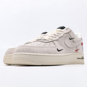 【AT3122】Supreme x Nike AIR FORCE 1‘07 スープリーム x ナイキ エアフォース1 ‘07。柔らかく、弾力性に富んだクッション性能と優れたミッドソールデザインは、復古と現代の外観を組み合わせて、30年以上にわたって世界中で人気のForce 1を創り出します。
