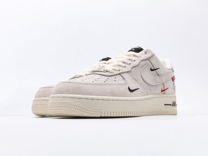 【AT3122】Supreme x Nike AIR FORCE 1‘07 スープリーム x ナイキ エアフォース1 ‘07。柔らかく、弾力性に富んだクッション性能と優れたミッドソールデザインは、復古と現代の外観を組み合わせて、30年以上にわたって世界中で人気のForce 1を創り出します。