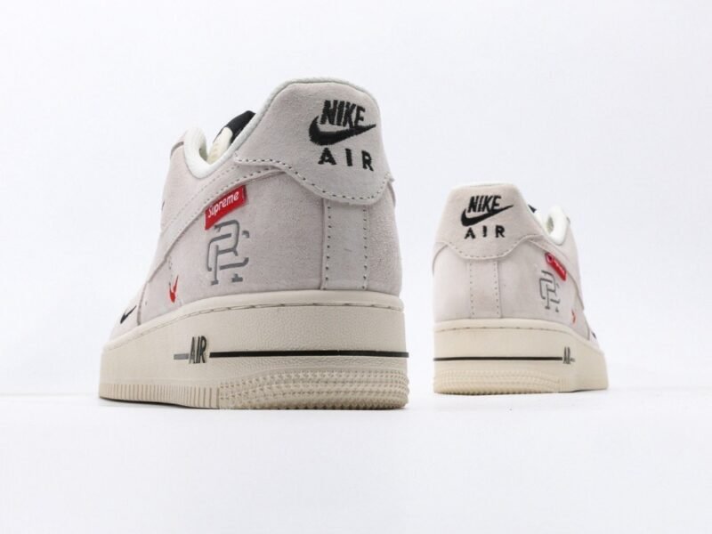 【AT3122】Supreme x Nike AIR FORCE 1‘07 スープリーム x ナイキ エアフォース1 ‘07。柔らかく、弾力性に富んだクッション性能と優れたミッドソールデザインは、復古と現代の外観を組み合わせて、30年以上にわたって世界中で人気のForce 1を創り出します。