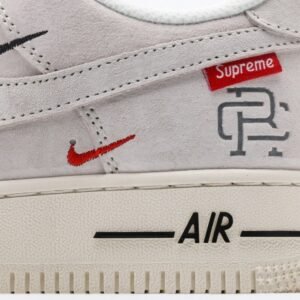 【AT3122】Supreme x Nike AIR FORCE 1‘07 スープリーム x ナイキ エアフォース1 ‘07。柔らかく、弾力性に富んだクッション性能と優れたミッドソールデザインは、復古と現代の外観を組み合わせて、30年以上にわたって世界中で人気のForce 1を創り出します。
