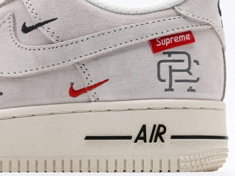 【AT3122】Supreme x Nike AIR FORCE 1‘07 スープリーム x ナイキ エアフォース1 ‘07。柔らかく、弾力性に富んだクッション性能と優れたミッドソールデザインは、復古と現代の外観を組み合わせて、30年以上にわたって世界中で人気のForce 1を創り出します。