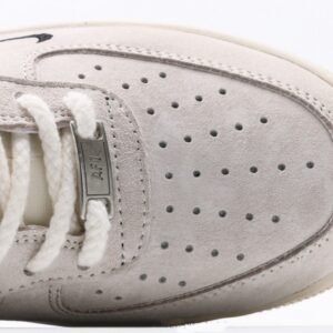 【AT3122】Supreme x Nike AIR FORCE 1‘07 スープリーム x ナイキ エアフォース1 ‘07。柔らかく、弾力性に富んだクッション性能と優れたミッドソールデザインは、復古と現代の外観を組み合わせて、30年以上にわたって世界中で人気のForce 1を創り出します。