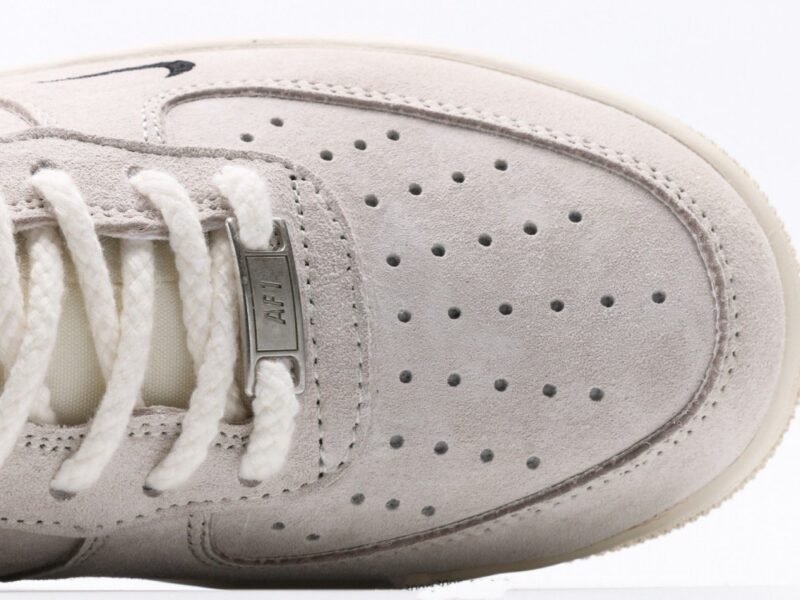 【AT3122】Supreme x Nike AIR FORCE 1‘07 スープリーム x ナイキ エアフォース1 ‘07。柔らかく、弾力性に富んだクッション性能と優れたミッドソールデザインは、復古と現代の外観を組み合わせて、30年以上にわたって世界中で人気のForce 1を創り出します。