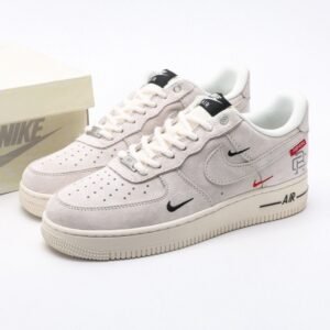 【AT3122】Supreme x Nike AIR FORCE 1‘07 スープリーム x ナイキ エアフォース1 ‘07。柔らかく、弾力性に富んだクッション性能と優れたミッドソールデザインは、復古と現代の外観を組み合わせて、30年以上にわたって世界中で人気のForce 1を創り出します。