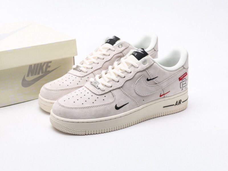 【AT3122】Supreme x Nike AIR FORCE 1‘07 スープリーム x ナイキ エアフォース1 ‘07。柔らかく、弾力性に富んだクッション性能と優れたミッドソールデザインは、復古と現代の外観を組み合わせて、30年以上にわたって世界中で人気のForce 1を創り出します。