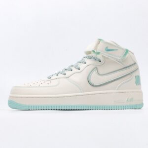 【AT3123】Undefeated x Nike AIR FORCE 1‘07は、柔らかく、弾力のあるクッショニングと優れたミッドソールデザインを備えた、万能でカジュアルなスポーツシューズです。復古と現代が融合した外観は、30年以上にわたって世界中で愛されていますForce 1.
