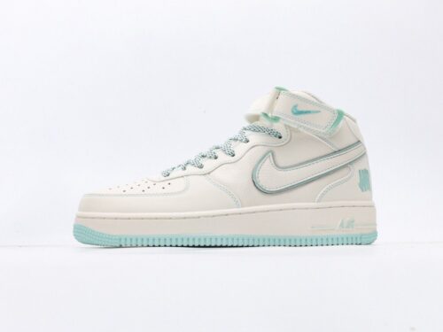 【AT3123】Undefeated x Nike AIR FORCE 1‘07は、柔らかく、弾力のあるクッショニングと優れたミッドソールデザインを備えた、万能でカジュアルなスポーツシューズです。復古と現代が融合した外観は、30年以上にわたって世界中で愛されていますForce 1.