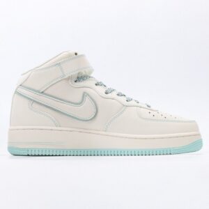 【AT3123】Undefeated x Nike AIR FORCE 1‘07は、柔らかく、弾力のあるクッショニングと優れたミッドソールデザインを備えた、万能でカジュアルなスポーツシューズです。復古と現代が融合した外観は、30年以上にわたって世界中で愛されていますForce 1.