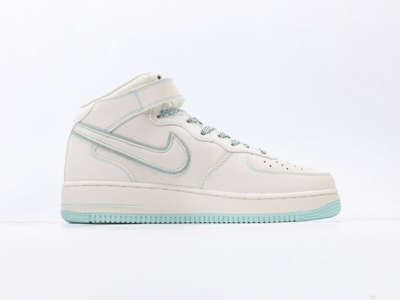 【AT3123】Undefeated x Nike AIR FORCE 1‘07は、柔らかく、弾力のあるクッショニングと優れたミッドソールデザインを備えた、万能でカジュアルなスポーツシューズです。復古と現代が融合した外観は、30年以上にわたって世界中で愛されていますForce 1.