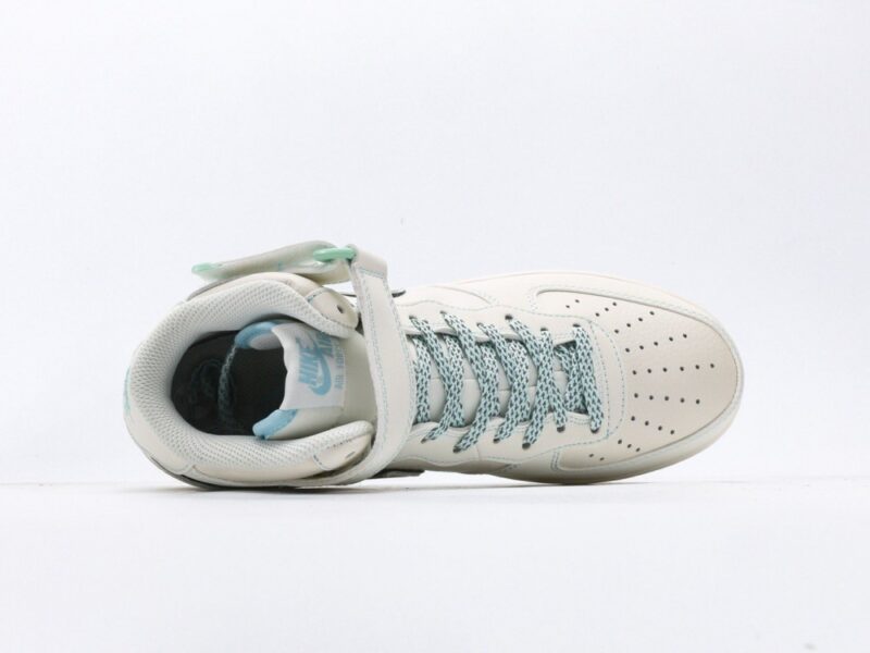 【AT3123】Undefeated x Nike AIR FORCE 1‘07は、柔らかく、弾力のあるクッショニングと優れたミッドソールデザインを備えた、万能でカジュアルなスポーツシューズです。復古と現代が融合した外観は、30年以上にわたって世界中で愛されていますForce 1.