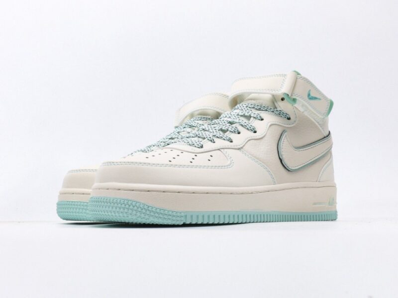【AT3123】Undefeated x Nike AIR FORCE 1‘07は、柔らかく、弾力のあるクッショニングと優れたミッドソールデザインを備えた、万能でカジュアルなスポーツシューズです。復古と現代が融合した外観は、30年以上にわたって世界中で愛されていますForce 1.