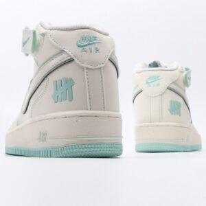 【AT3123】Undefeated x Nike AIR FORCE 1‘07は、柔らかく、弾力のあるクッショニングと優れたミッドソールデザインを備えた、万能でカジュアルなスポーツシューズです。復古と現代が融合した外観は、30年以上にわたって世界中で愛されていますForce 1.