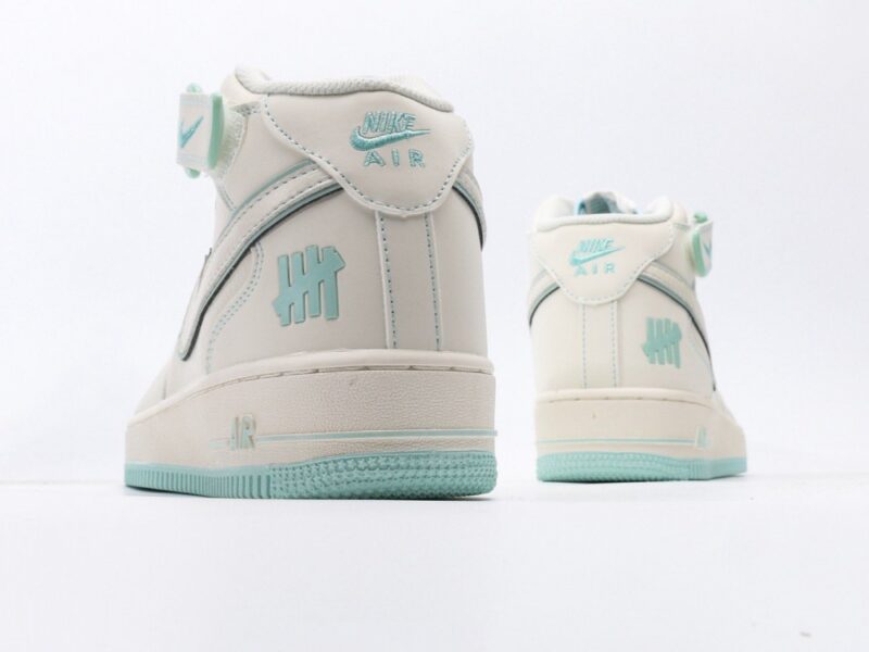 【AT3123】Undefeated x Nike AIR FORCE 1‘07は、柔らかく、弾力のあるクッショニングと優れたミッドソールデザインを備えた、万能でカジュアルなスポーツシューズです。復古と現代が融合した外観は、30年以上にわたって世界中で愛されていますForce 1.