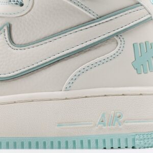 【AT3123】Undefeated x Nike AIR FORCE 1‘07は、柔らかく、弾力のあるクッショニングと優れたミッドソールデザインを備えた、万能でカジュアルなスポーツシューズです。復古と現代が融合した外観は、30年以上にわたって世界中で愛されていますForce 1.