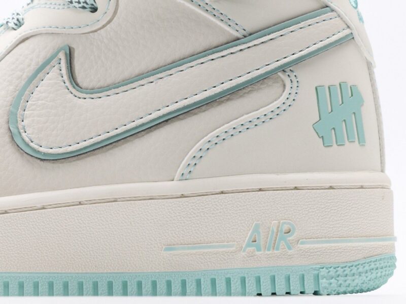 【AT3123】Undefeated x Nike AIR FORCE 1‘07は、柔らかく、弾力のあるクッショニングと優れたミッドソールデザインを備えた、万能でカジュアルなスポーツシューズです。復古と現代が融合した外観は、30年以上にわたって世界中で愛されていますForce 1.