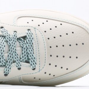 【AT3123】Undefeated x Nike AIR FORCE 1‘07は、柔らかく、弾力のあるクッショニングと優れたミッドソールデザインを備えた、万能でカジュアルなスポーツシューズです。復古と現代が融合した外観は、30年以上にわたって世界中で愛されていますForce 1.