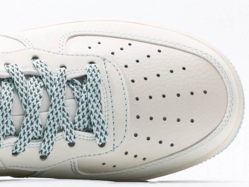 【AT3123】Undefeated x Nike AIR FORCE 1‘07は、柔らかく、弾力のあるクッショニングと優れたミッドソールデザインを備えた、万能でカジュアルなスポーツシューズです。復古と現代が融合した外観は、30年以上にわたって世界中で愛されていますForce 1.