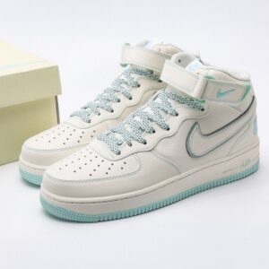 【AT3123】Undefeated x Nike AIR FORCE 1‘07は、柔らかく、弾力のあるクッショニングと優れたミッドソールデザインを備えた、万能でカジュアルなスポーツシューズです。復古と現代が融合した外観は、30年以上にわたって世界中で愛されていますForce 1.