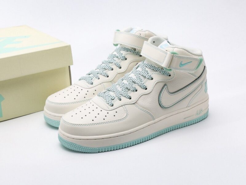【AT3123】Undefeated x Nike AIR FORCE 1‘07は、柔らかく、弾力のあるクッショニングと優れたミッドソールデザインを備えた、万能でカジュアルなスポーツシューズです。復古と現代が融合した外観は、30年以上にわたって世界中で愛されていますForce 1.