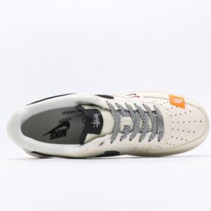【AT3125】Stussy x Nike ステューシー×ナイキNIKE AIR FORCE 1‘07 エアフォース1ローカットクラシックカジュアルスポーツシューズ。柔軟で弾力性に富んだクッショニングと優れたミッドソールデザイン、レトロとモダンの融合した外観が、30年以上にわたり世界中で人気を博しているForce 1を生み出しています。