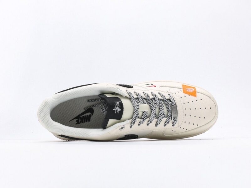【AT3125】Stussy x Nike ステューシー×ナイキNIKE AIR FORCE 1‘07 エアフォース1ローカットクラシックカジュアルスポーツシューズ。柔軟で弾力性に富んだクッショニングと優れたミッドソールデザイン、レトロとモダンの融合した外観が、30年以上にわたり世界中で人気を博しているForce 1を生み出しています。