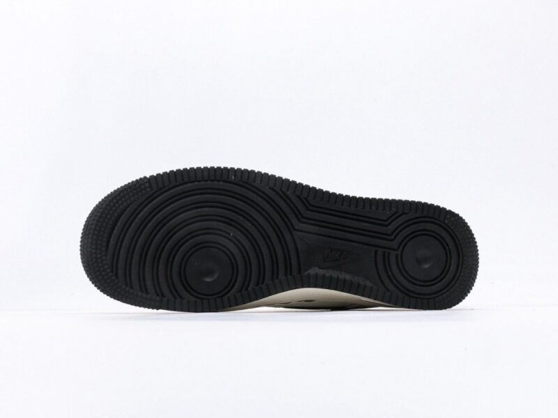 【AT3125】Stussy x Nike ステューシー×ナイキNIKE AIR FORCE 1‘07 エアフォース1ローカットクラシックカジュアルスポーツシューズ。柔軟で弾力性に富んだクッショニングと優れたミッドソールデザイン、レトロとモダンの融合した外観が、30年以上にわたり世界中で人気を博しているForce 1を生み出しています。