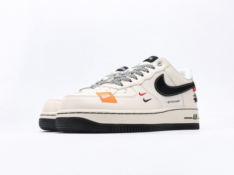 【AT3125】Stussy x Nike ステューシー×ナイキNIKE AIR FORCE 1‘07 エアフォース1ローカットクラシックカジュアルスポーツシューズ。柔軟で弾力性に富んだクッショニングと優れたミッドソールデザイン、レトロとモダンの融合した外観が、30年以上にわたり世界中で人気を博しているForce 1を生み出しています。