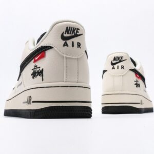 【AT3125】Stussy x Nike ステューシー×ナイキNIKE AIR FORCE 1‘07 エアフォース1ローカットクラシックカジュアルスポーツシューズ。柔軟で弾力性に富んだクッショニングと優れたミッドソールデザイン、レトロとモダンの融合した外観が、30年以上にわたり世界中で人気を博しているForce 1を生み出しています。