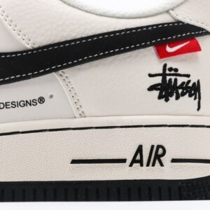 【AT3125】Stussy x Nike ステューシー×ナイキNIKE AIR FORCE 1‘07 エアフォース1ローカットクラシックカジュアルスポーツシューズ。柔軟で弾力性に富んだクッショニングと優れたミッドソールデザイン、レトロとモダンの融合した外観が、30年以上にわたり世界中で人気を博しているForce 1を生み出しています。