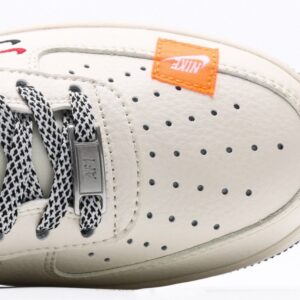 【AT3125】Stussy x Nike ステューシー×ナイキNIKE AIR FORCE 1‘07 エアフォース1ローカットクラシックカジュアルスポーツシューズ。柔軟で弾力性に富んだクッショニングと優れたミッドソールデザイン、レトロとモダンの融合した外観が、30年以上にわたり世界中で人気を博しているForce 1を生み出しています。