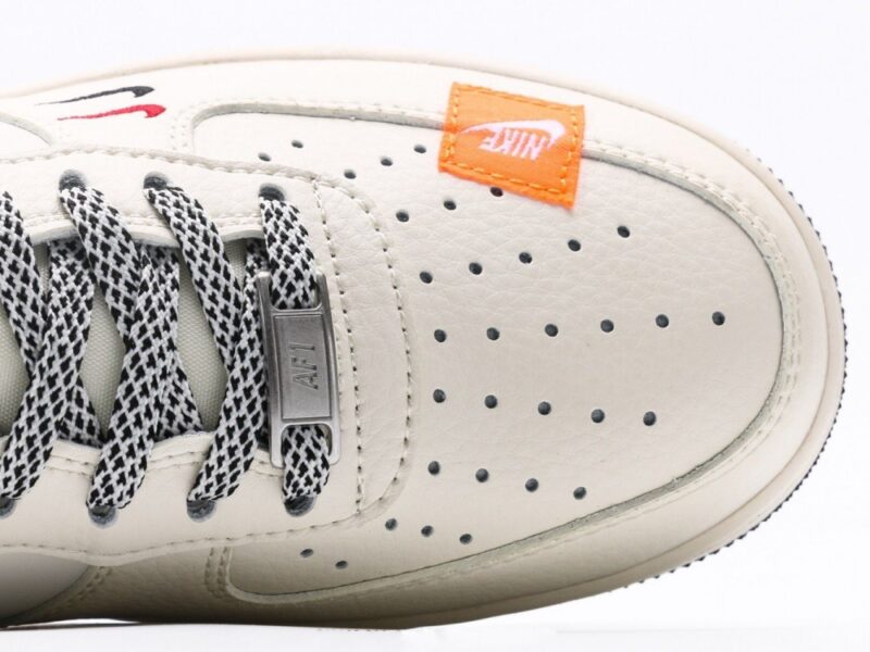 【AT3125】Stussy x Nike ステューシー×ナイキNIKE AIR FORCE 1‘07 エアフォース1ローカットクラシックカジュアルスポーツシューズ。柔軟で弾力性に富んだクッショニングと優れたミッドソールデザイン、レトロとモダンの融合した外観が、30年以上にわたり世界中で人気を博しているForce 1を生み出しています。