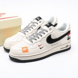 【AT3125】Stussy x Nike ステューシー×ナイキNIKE AIR FORCE 1‘07 エアフォース1ローカットクラシックカジュアルスポーツシューズ。柔軟で弾力性に富んだクッショニングと優れたミッドソールデザイン、レトロとモダンの融合した外観が、30年以上にわたり世界中で人気を博しているForce 1を生み出しています。