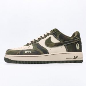 【AT3126】Bape x Nike Nike AIR FORCE 1‘07 エアフォース1ローカットベーシックカジュアルスポーツシューズ。柔らかく、弾力たっぷりのクッショニング性能と優れたミッドソールデザインが特徴で、レトロとモダンの外観が組み合わさり、30年以上にわたり世界中で人気のForce 1が完成しました。