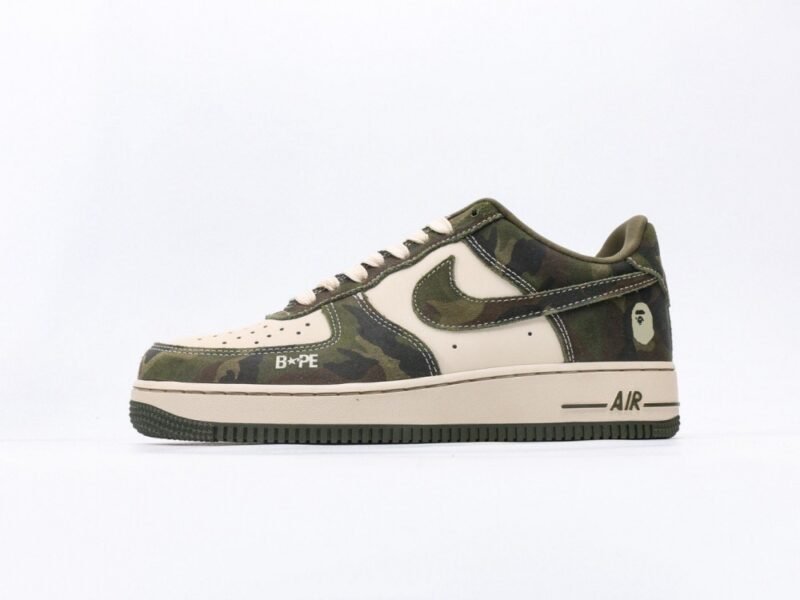 【AT3126】Bape x Nike Nike AIR FORCE 1‘07 エアフォース1ローカットベーシックカジュアルスポーツシューズ。柔らかく、弾力たっぷりのクッショニング性能と優れたミッドソールデザインが特徴で、レトロとモダンの外観が組み合わさり、30年以上にわたり世界中で人気のForce 1が完成しました。