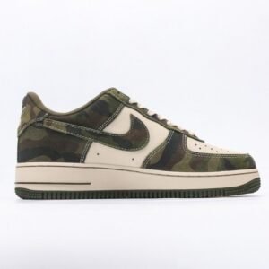 【AT3126】Bape x Nike Nike AIR FORCE 1‘07 エアフォース1ローカットベーシックカジュアルスポーツシューズ。柔らかく、弾力たっぷりのクッショニング性能と優れたミッドソールデザインが特徴で、レトロとモダンの外観が組み合わさり、30年以上にわたり世界中で人気のForce 1が完成しました。
