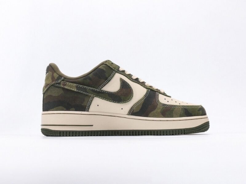 【AT3126】Bape x Nike Nike AIR FORCE 1‘07 エアフォース1ローカットベーシックカジュアルスポーツシューズ。柔らかく、弾力たっぷりのクッショニング性能と優れたミッドソールデザインが特徴で、レトロとモダンの外観が組み合わさり、30年以上にわたり世界中で人気のForce 1が完成しました。