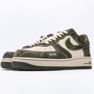 【AT3126】Bape x Nike Nike AIR FORCE 1‘07 エアフォース1ローカットベーシックカジュアルスポーツシューズ。柔らかく、弾力たっぷりのクッショニング性能と優れたミッドソールデザインが特徴で、レトロとモダンの外観が組み合わさり、30年以上にわたり世界中で人気のForce 1が完成しました。