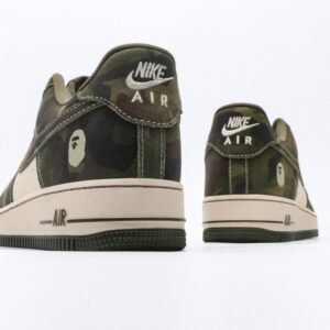 【AT3126】Bape x Nike Nike AIR FORCE 1‘07 エアフォース1ローカットベーシックカジュアルスポーツシューズ。柔らかく、弾力たっぷりのクッショニング性能と優れたミッドソールデザインが特徴で、レトロとモダンの外観が組み合わさり、30年以上にわたり世界中で人気のForce 1が完成しました。