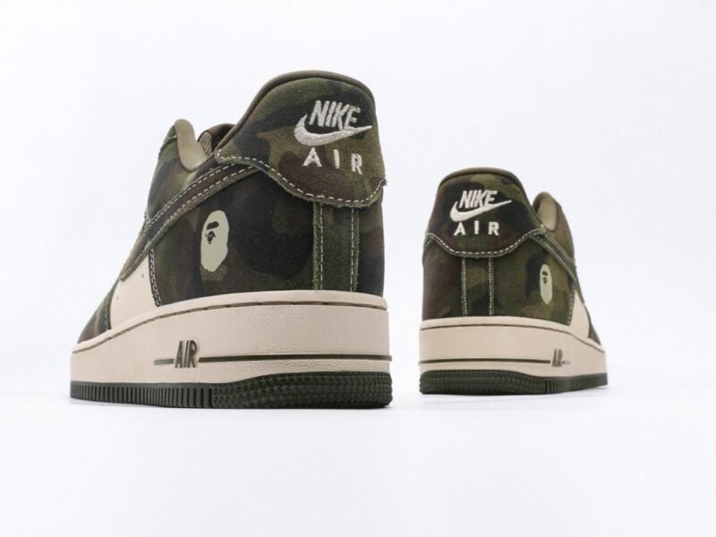 【AT3126】Bape x Nike Nike AIR FORCE 1‘07 エアフォース1ローカットベーシックカジュアルスポーツシューズ。柔らかく、弾力たっぷりのクッショニング性能と優れたミッドソールデザインが特徴で、レトロとモダンの外観が組み合わさり、30年以上にわたり世界中で人気のForce 1が完成しました。