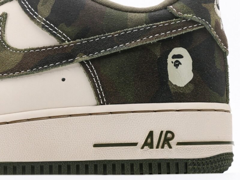 【AT3126】Bape x Nike Nike AIR FORCE 1‘07 エアフォース1ローカットベーシックカジュアルスポーツシューズ。柔らかく、弾力たっぷりのクッショニング性能と優れたミッドソールデザインが特徴で、レトロとモダンの外観が組み合わさり、30年以上にわたり世界中で人気のForce 1が完成しました。